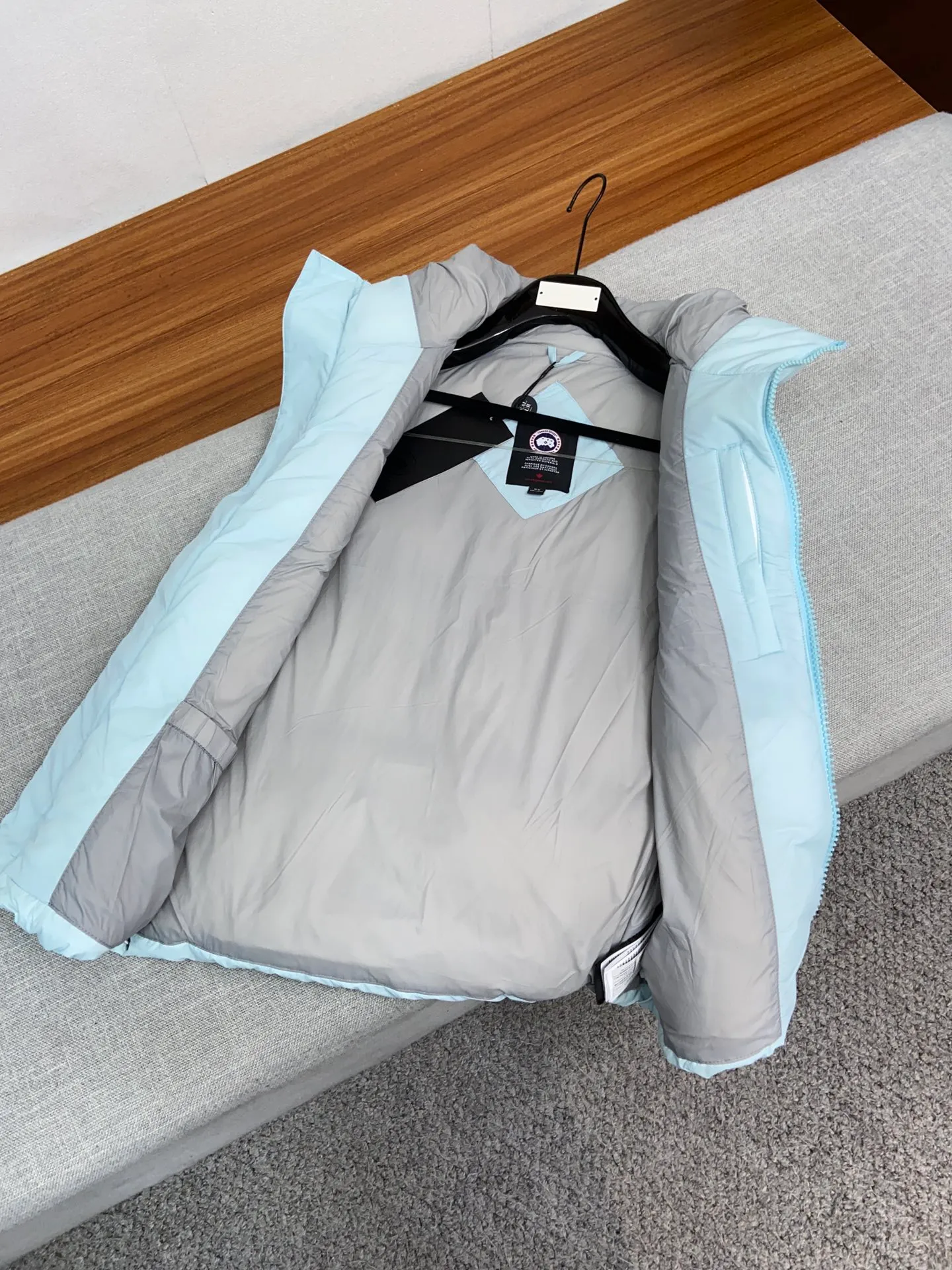 P480 capsule vest original version #𝘾𝘼𝙉𝘼𝘿𝘼 𝙂𝙊𝙊𝙎𝙀/𝙅𝙪𝙣𝙘𝙩𝙞𝙤𝙣 TOP version restore ZP up to 98%‼ ️ CANADA GOOSE/Canada Goose Pastels Pastel Series Everett White Label Vest This versatile Everett vest is a lightweight layering item suitable for wearing in all seasons. It is trimmed in all white and equipped with D-rings for hanging gloves or other daily items when outside. It is ideal for travel and unpredictable weather conditions. The pocket openings and cuff edges are reinforced with CORDURA fabric for durability. The reflective stripes on the back of the collar improve visibility in dim environments, making it the first choice for travel. Size: XS S M L XL XXL Color: Black Melt Water Blue Soft Pink Moonlight Lime